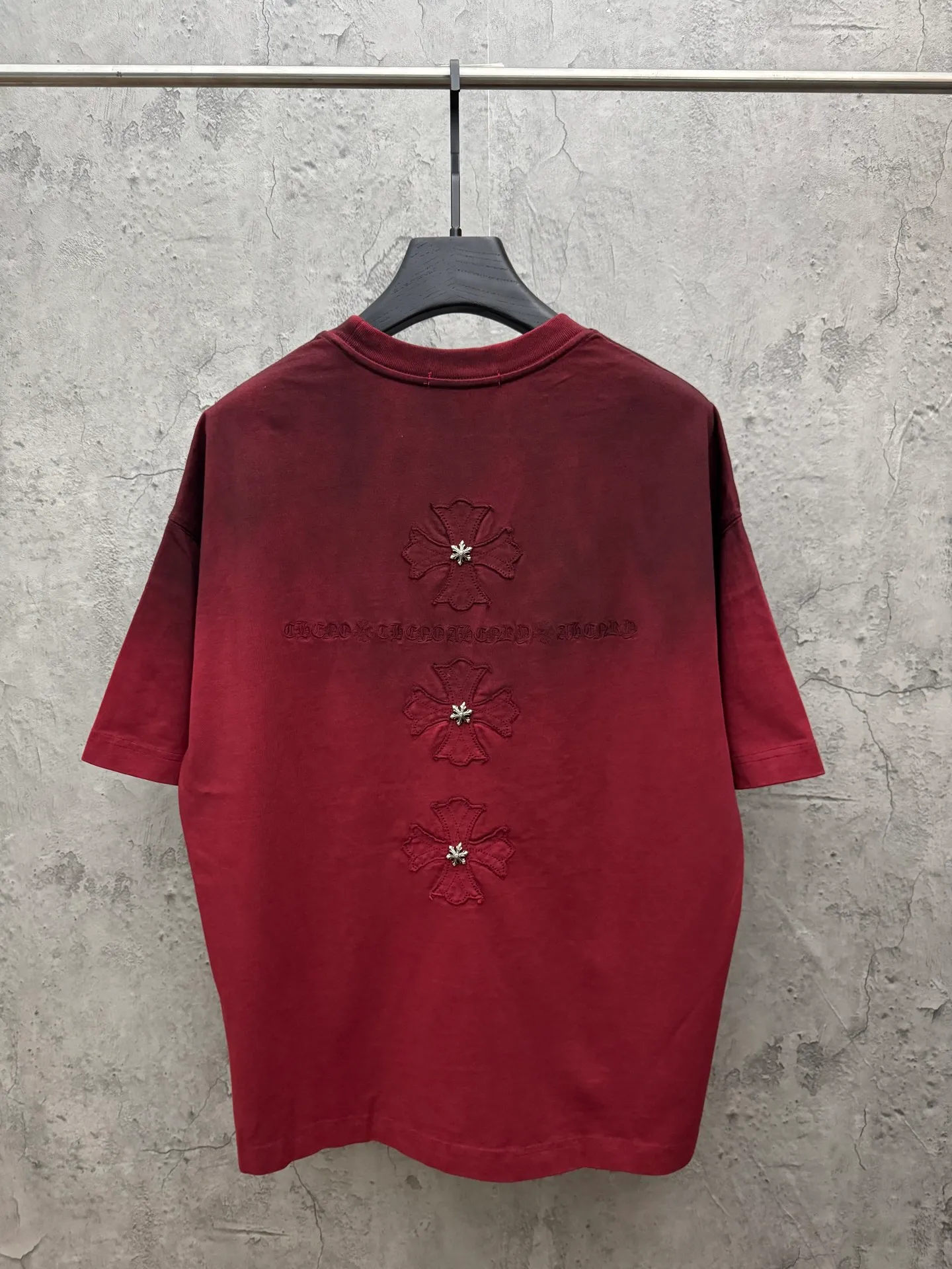 P230 top version, real shot without P, ​​different from market currency) 𝗖𝗵𝗿𝗼𝗺𝗲 𝗛𝗲𝗮𝗿𝘁𝘀/Croxin 2026 spring new original single counter American washed patch embroidered couple short sleeves 👑The highest version! Customized fabric 320 grams, washed and fried, spray horse slip craft, best-selling model at the counter, very comfortable to wear. Accessories: original molded and authenticated collar label ➕ 100% silk wash label. Genuine purchase-grade original hangtag➕matching hanging rope➕3D hanging beads➕original packaging bag. Craftsmanship: The original version has consistent wiring! The highest version of the armhole matching technique! Color: Burgundy Black Size: S M L XL Style No.: 6607